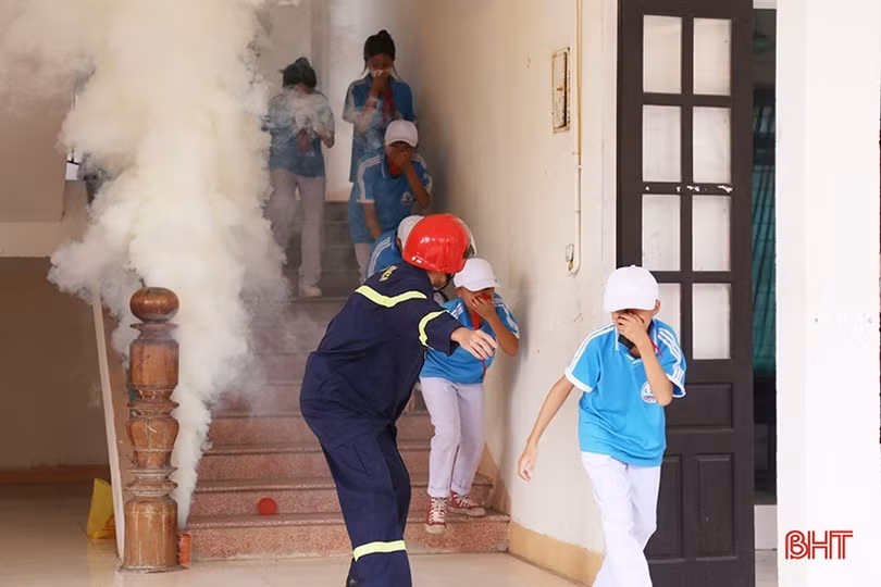 Trang bị kỹ năng chữa cháy, thoát hiểm cho học sinh, giáo viên