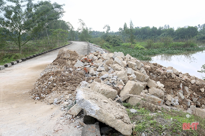 Rác thải ngổn ngang trên đê Tả Nghèn