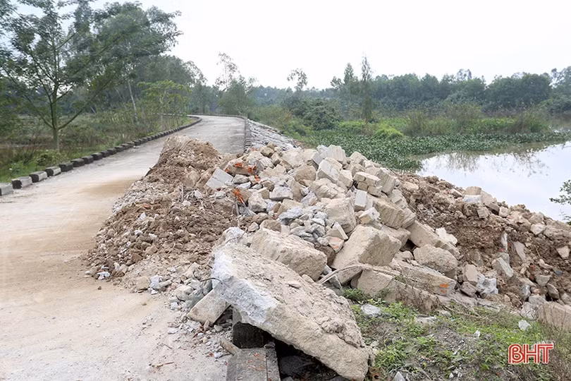 Rác thải ngổn ngang trên đê Tả Nghèn