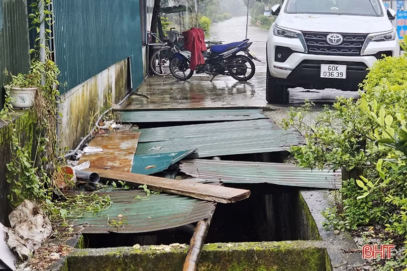 Kênh tiêu thoát bốc mùi khó chịu, người dân Yên Hòa đã có câu trả lời