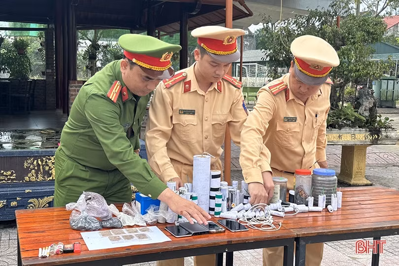 Phát hiện nhóm thanh thiếu niên vi phạm ATGT và mua bán tiền chất tự chế pháo nổ