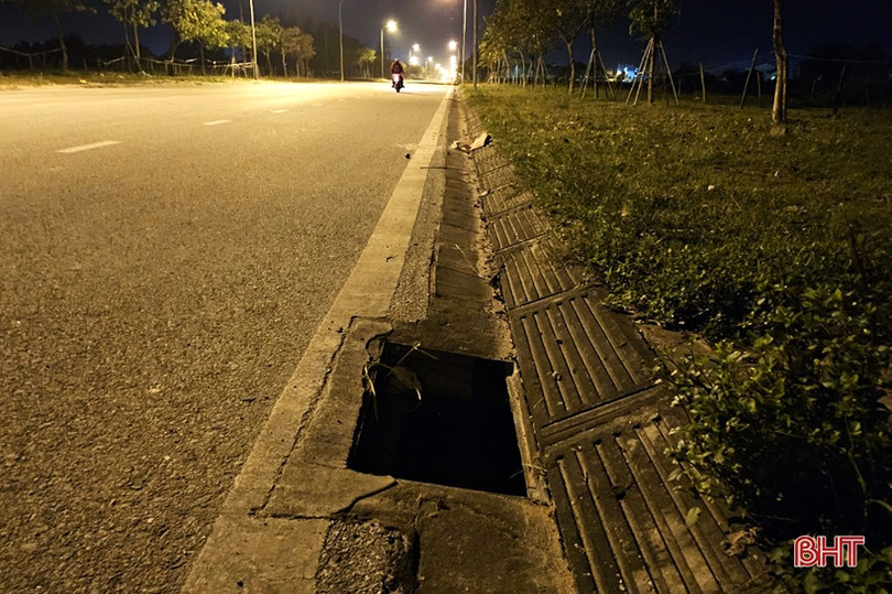 Hàng loạt lưới chắn rác trên tuyến Nguyễn Du kéo dài bị lấy trộm