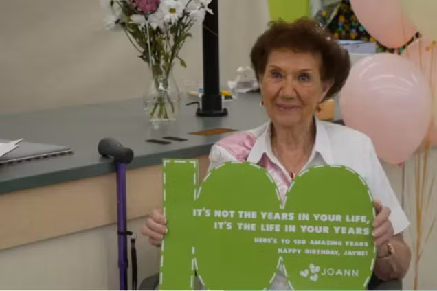 Những người già không thể nghỉ hưu