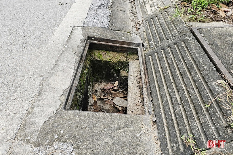 Hàng loạt lưới chắn rác trên tuyến Nguyễn Du kéo dài bị lấy trộm