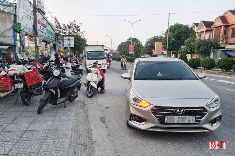 Tiềm ẩn nguy cơ tai nạn trước chợ chiều ở trung tâm Can Lộc