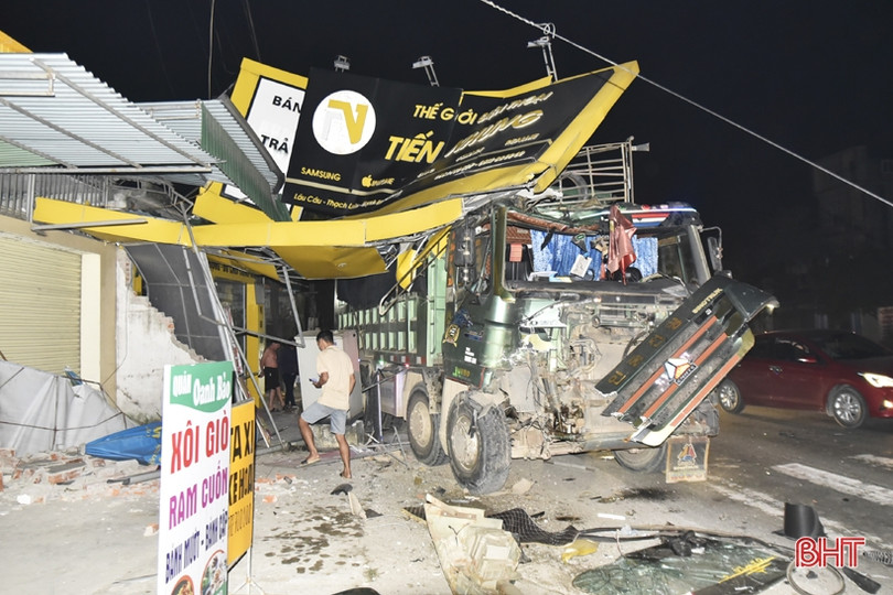 Xe tải đâm vào nhà dân, húc đổ cột đèn giao thông trên QL 1 qua Thạch Hà