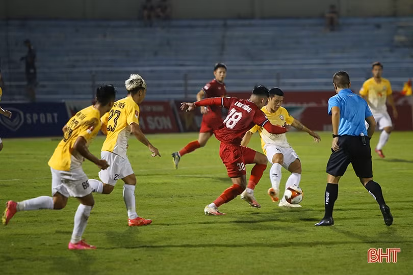 Hồng Lĩnh Hà Tĩnh vs Bình Định: 4 bàn không gỡ, xuống cuối bảng xếp hạng!