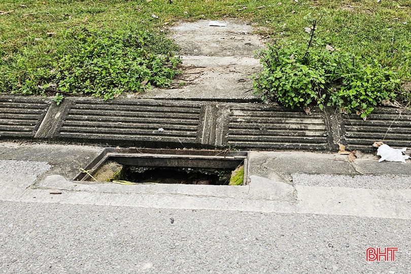 Hàng loạt lưới chắn rác trên tuyến Nguyễn Du kéo dài bị lấy trộm