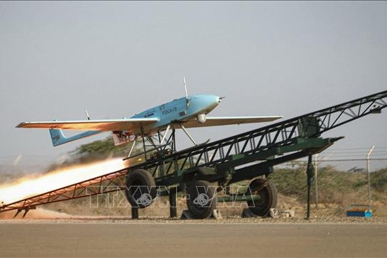 Iran ra mắt máy bay không người lái trang bị tên lửa không đối không