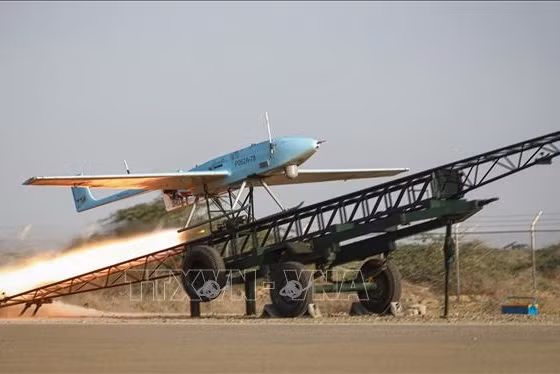 Iran ra mắt máy bay không người lái trang bị tên lửa không đối không