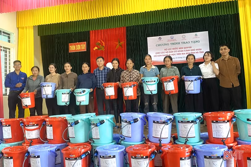 Trao 1.200 bộ lọc nước cho gia đình gặp hoàn cảnh khó khăn