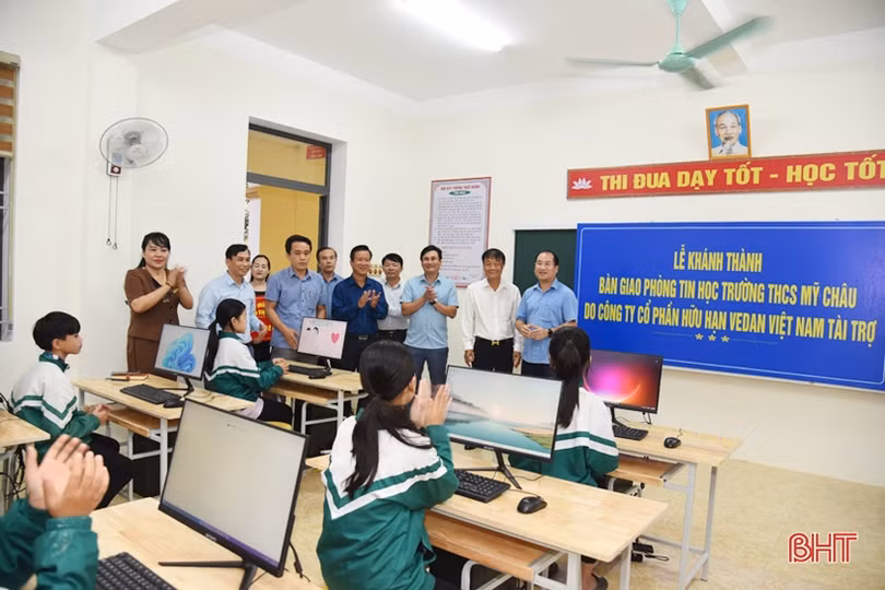 Hỗ trợ 250 triệu đồng xây dựng phòng tin học Trường THCS Mỹ Châu