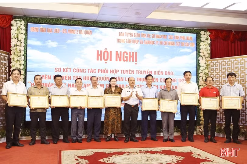 Hơn 1.200 đại biểu thăm quân, dân trên các đảo thuộc Quần đảo Trường Sa, Nhà giàn DK1