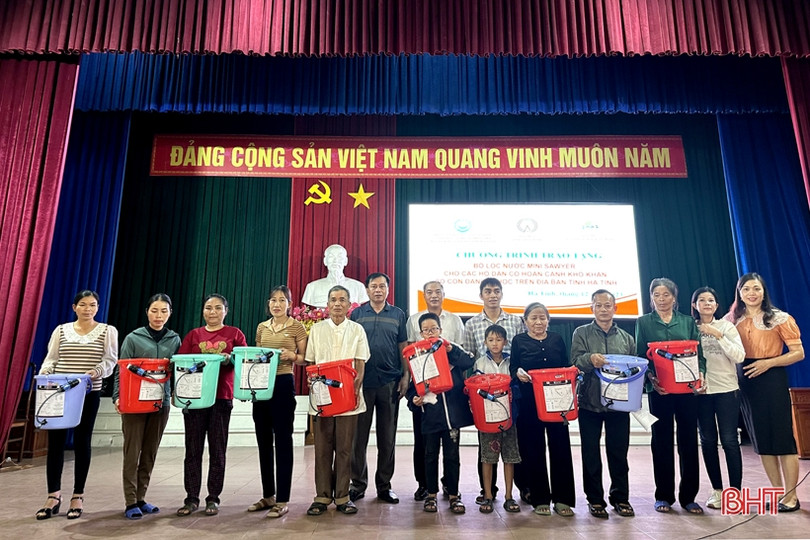 Trao 1.200 bộ lọc nước cho gia đình gặp hoàn cảnh khó khăn