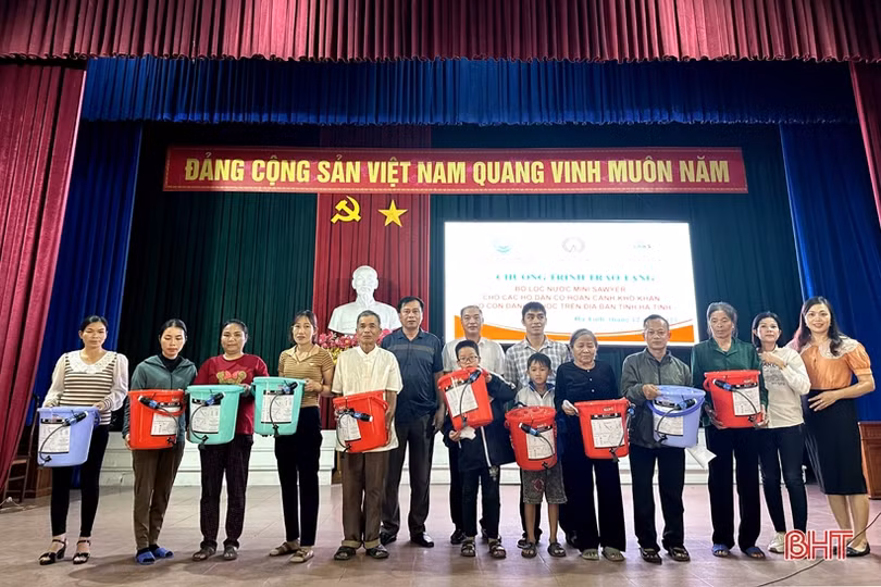Trao 1.200 bộ lọc nước cho gia đình gặp hoàn cảnh khó khăn