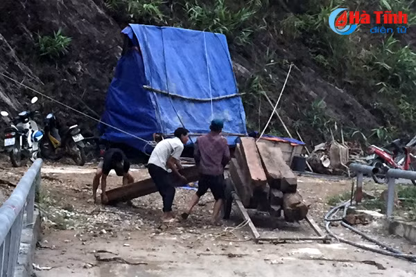 ngang nhien tuon go lau ve xuoi qua thuy dien ho ho