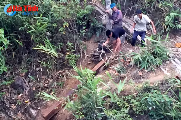 ngang nhien tuon go lau ve xuoi qua thuy dien ho ho