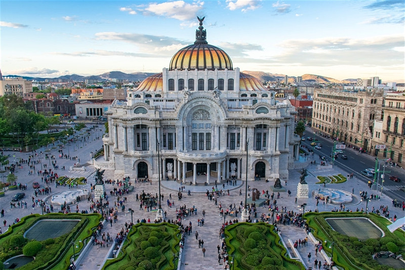 Mexico City, Mexico (tăng 131%): Thành phố nổi bật với những bức tường nghệ thuật nhiều sắc màu. Du khách có thể tham quan các di tích cổ, trải nghiệm cuộc sống về đêm rộn ràng, náo nhiệt. Ảnh: youtube. 10 diem den dang hut khach du lich tren the gioi