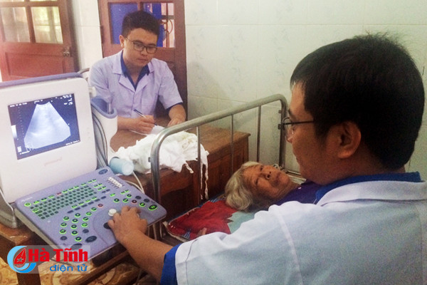 kham benh tang qua cho nguoi dan ky thuong bi thiet hai do mua bao