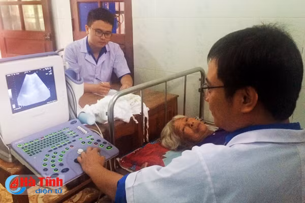 kham benh tang qua cho nguoi dan ky thuong bi thiet hai do mua bao