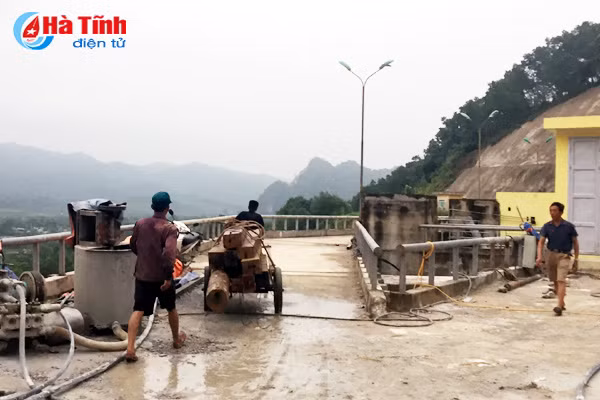 ngang nhien tuon go lau ve xuoi qua thuy dien ho ho