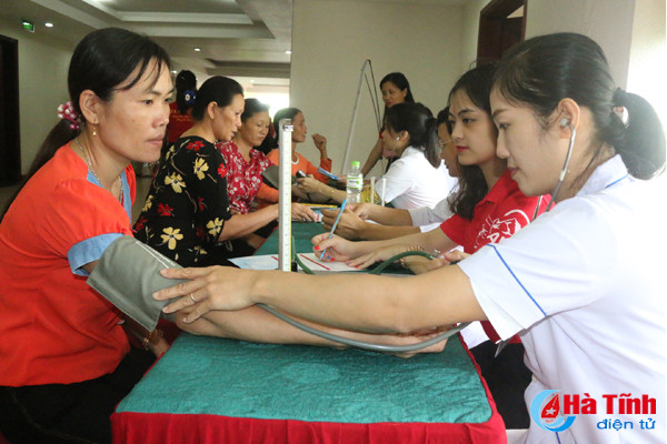 hang tram khach hang tham gia ngay hoi song khoe cung aia
