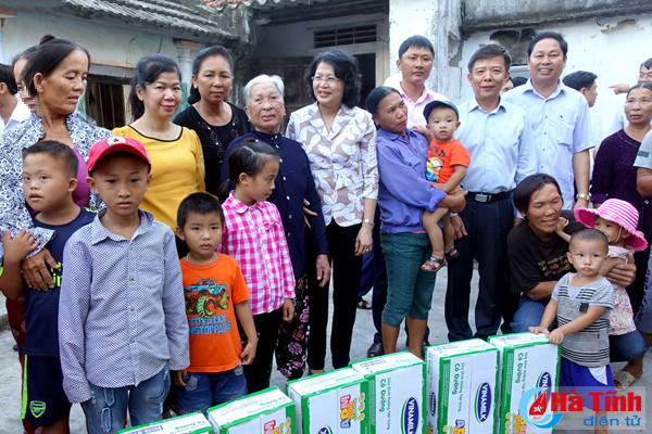 vinamilk dem sua den voi tre em vung anh huong mua bao