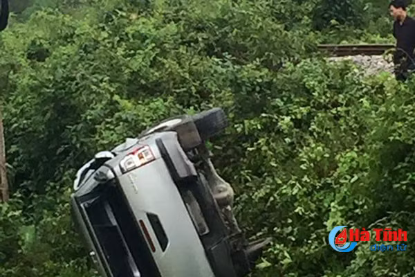 bang qua duong ngang xe ban tai bi tau hoa dam bay xuong vuc