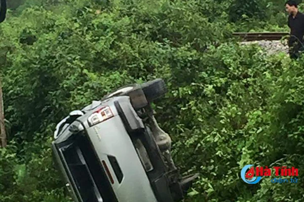 bang qua duong ngang xe ban tai bi tau hoa dam bay xuong vuc