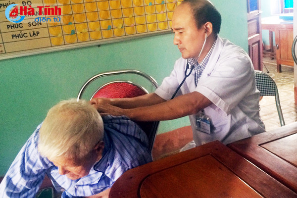 kham benh tang qua cho nguoi dan ky thuong bi thiet hai do mua bao