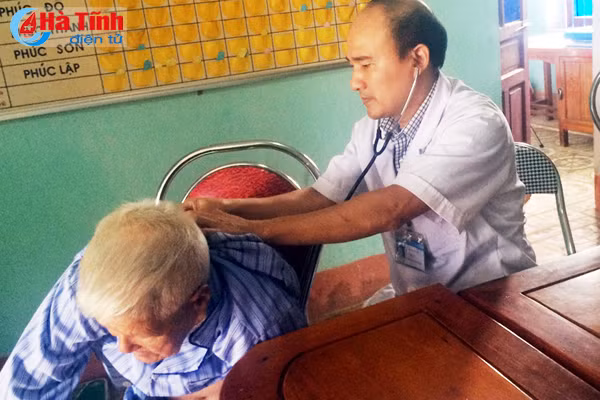 kham benh tang qua cho nguoi dan ky thuong bi thiet hai do mua bao