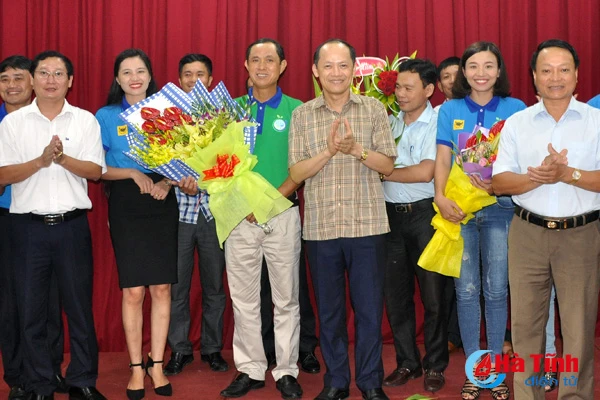 lanh dao tinh chuc mung doi nha nong dua tai ha tinh