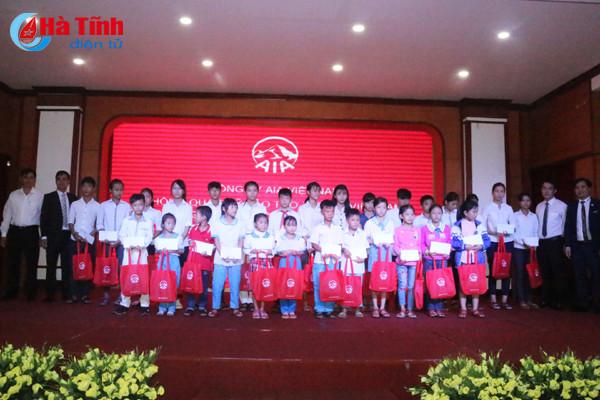 hang tram khach hang tham gia ngay hoi song khoe cung aia