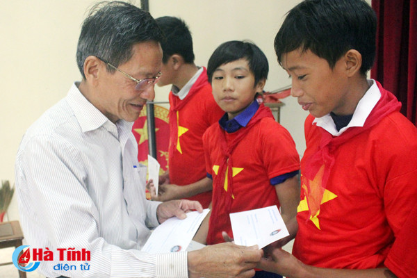 quy hoc bong ba giao hong trao qua cho hoc sinh ngheo ha tinh