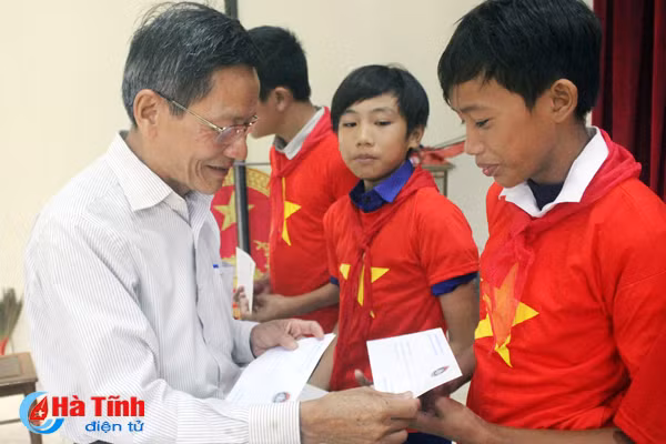 quy hoc bong ba giao hong trao qua cho hoc sinh ngheo ha tinh