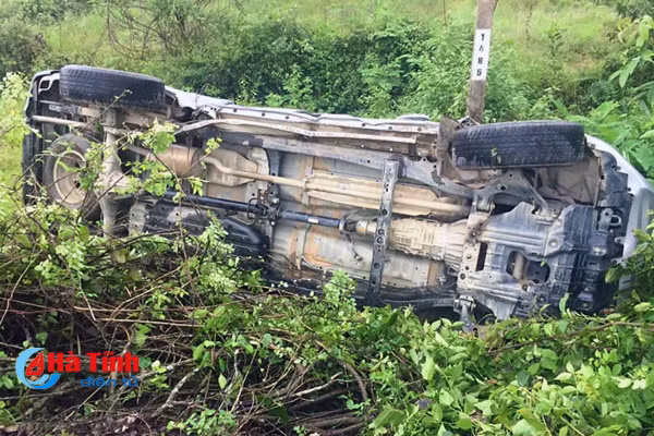 bang qua duong ngang xe ban tai bi tau hoa dam bay xuong vuc