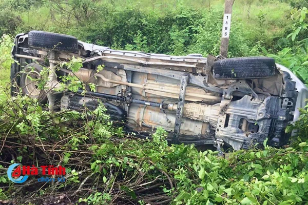 bang qua duong ngang xe ban tai bi tau hoa dam bay xuong vuc