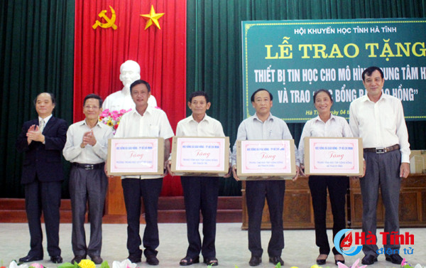 quy hoc bong ba giao hong trao qua cho hoc sinh ngheo ha tinh