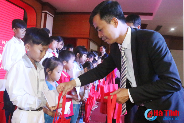 hang tram khach hang tham gia ngay hoi song khoe cung aia