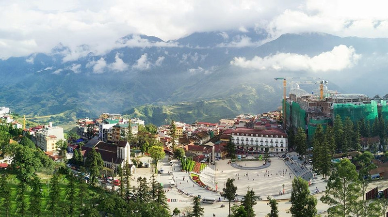 Đến Sa Pa mùa này, bạn cũng đừng quá mải mê với những cánh đồng lúa chín mà quên thưởng thức những đặc sản như thắng cố, cá hồi, xôi bảy màu, đồ nướng, gà ác... canh sac nhu tranh cua sa pa mua lua chin