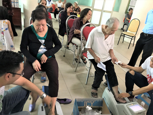 vinamilk tiep tuc hanh trinh cham soc suc khoe cho gan 2 000 nguoi cao tuoi