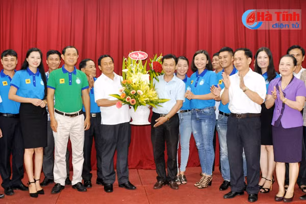 lanh dao tinh chuc mung doi nha nong dua tai ha tinh