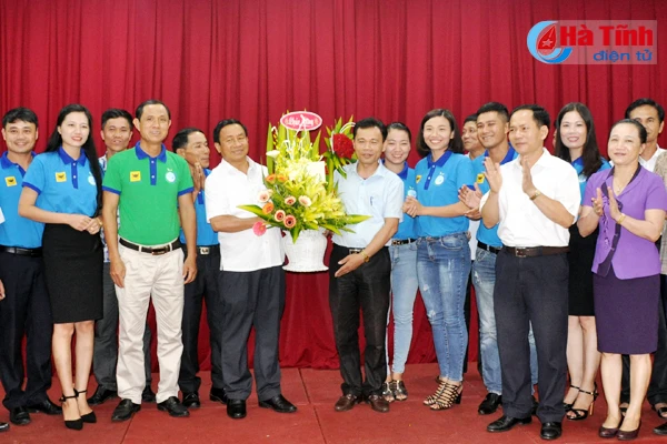 lanh dao tinh chuc mung doi nha nong dua tai ha tinh