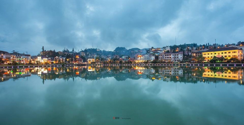 Khi màn đêm buông xuống, thị trấn trở nên lạnh giá đến lạ lùng. Làn sương trắng theo gió phủ đầy những nóc nhà và ánh đèn mờ ảo như đưa bạn đến một thị trấn ở châu Âu. Ai đã một lần đến Sa Pa đều khó lòng quên được cảm giác khi chìm đắm trong cảnh sắc nơi đây. canh sac nhu tranh cua sa pa mua lua chin