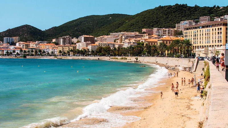 Ajaccio ở Corsica, Pháp (tăng 177%): Thành phố này là quê hương của Hoàng đế Napoleon nổi tiếng. Du khách đến đây có thể đi dạo dọc bờ biển, tham quan nhà thờ cổ kính ở trung tâm. Ảnh: wherewillyougo. 10 diem den dang hut khach du lich tren the gioi
