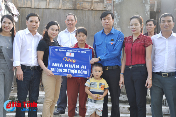 hoi doanh nhan tre ha tinh ho tro gia dinh kho khan xay nha nhan ai