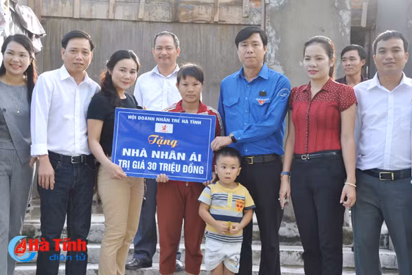 hoi doanh nhan tre ha tinh ho tro gia dinh kho khan xay nha nhan ai