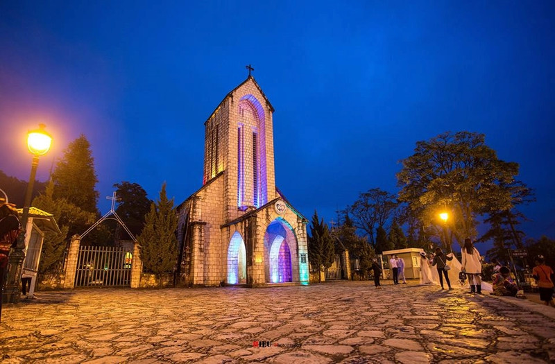 Cảnh sắc Sa Pa ban ngày đã rực rỡ, đến đêm lại càng trở nên lung linh, huyền ảo. canh sac nhu tranh cua sa pa mua lua chin