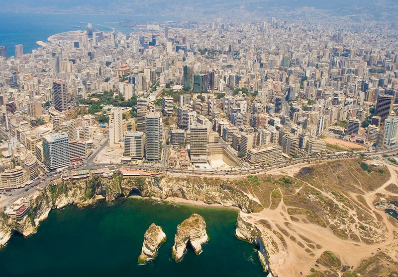 Beirut, Lebanon (tăng 96%): Với lịch sử 5500 năm tuổi, Beirut sẽ là điểm ưa thích của du khách thích khám phá các công trình cổ xưa. Thành phố có những căn nhà sơn vàng soi bóng xuống bờ biển Đia Trung Hải, luôn thu hút rất đông khách du lịch tới chụp ảnh. Ảnh: hotelroomsearch. 10 diem den dang hut khach du lich tren the gioi