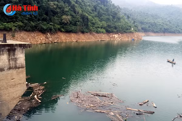 ngang nhien tuon go lau ve xuoi qua thuy dien ho ho